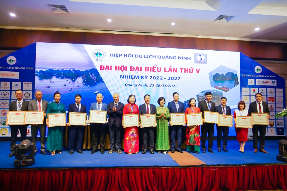 Ông Nguyễn Mạnh Toàn – Giám đốc VTTC cùng các cá nhân xuất sắc nhận Bằng khen của Hiệp Hội Du lịch Việt Nam.